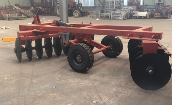 Arado mediano excéntrico con alas plegables hidráulicas de tipo remolcado