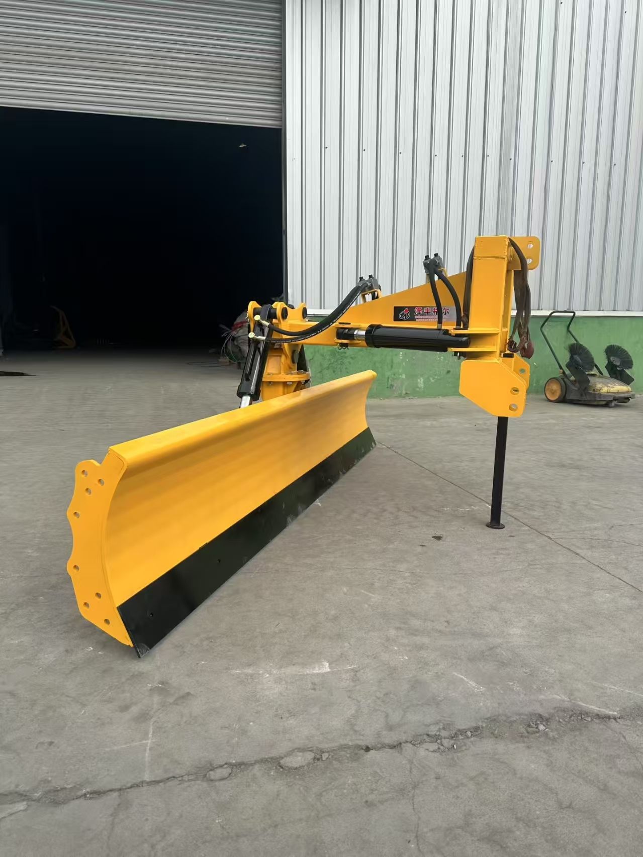 Four-cylinder hydraulic scraper grader