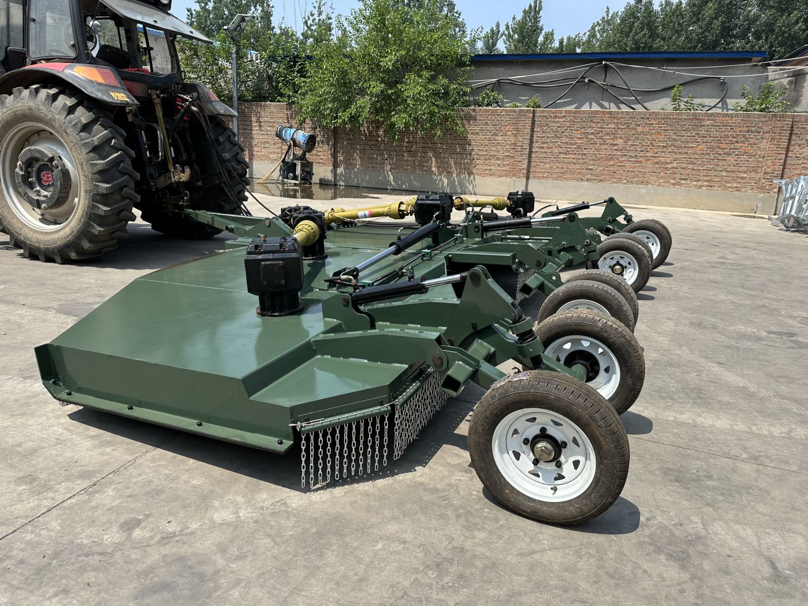 Cortadora de césped con cuchillas plegables montada en tractor